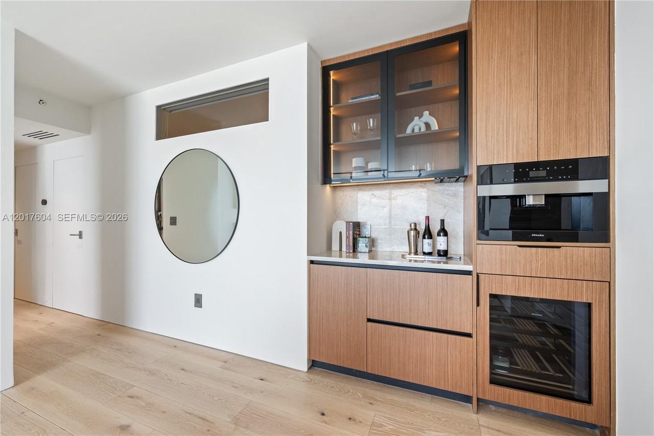 6365 Collins Ave - Photo 4 of 8