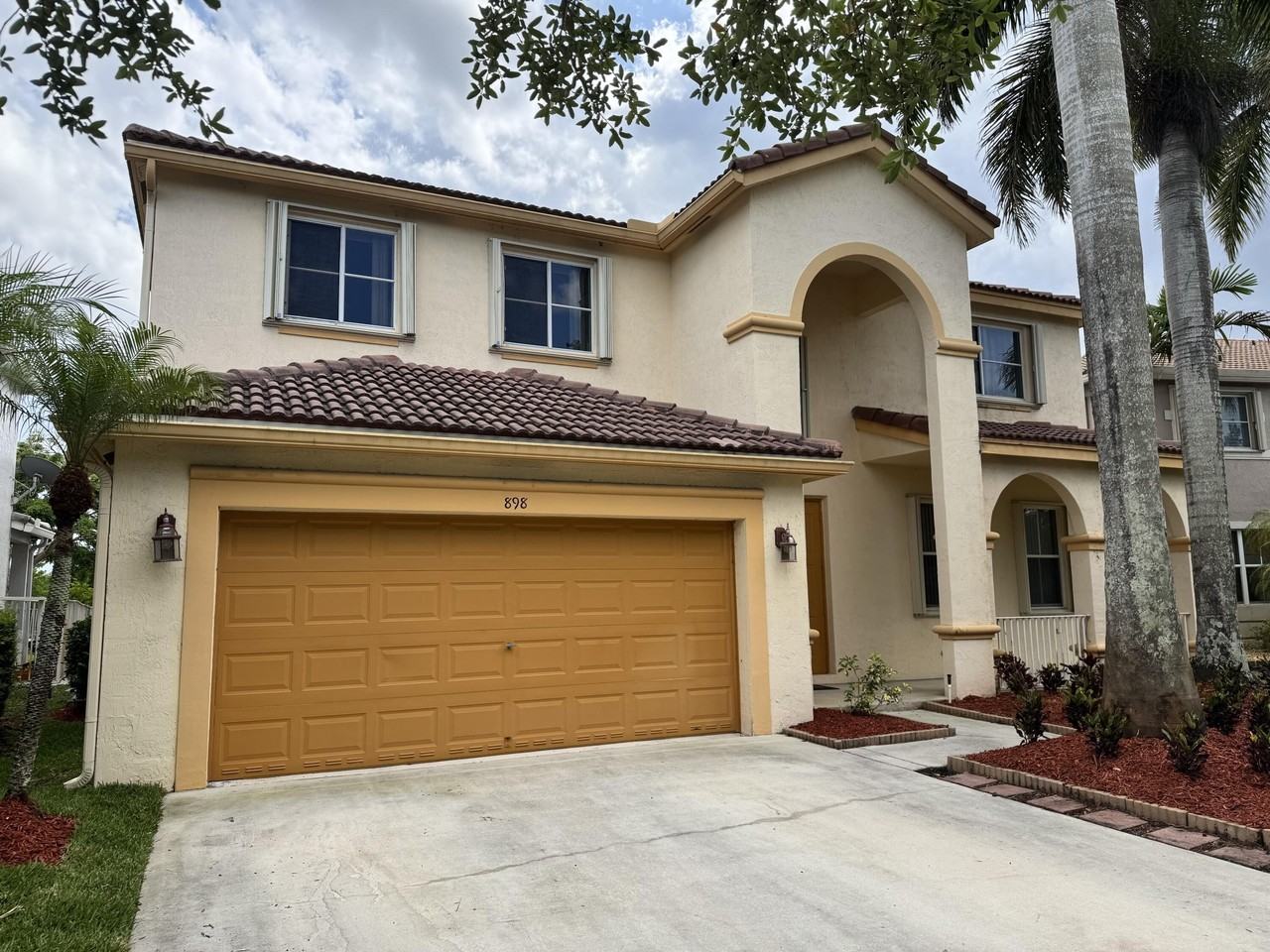 898 Tulip Cir - Photo 3 of 6
