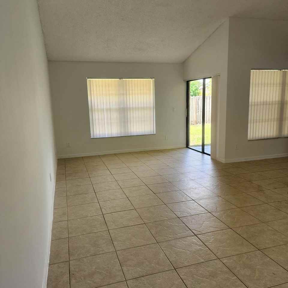 9915 Nw 41st Ct #9915 - Photo 7 of 26