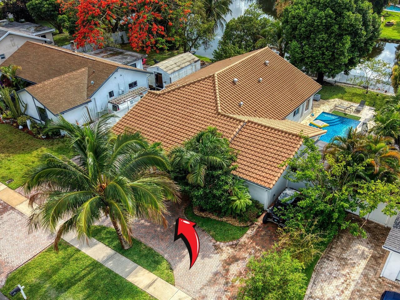 19515 Carolina Cir - Photo 4 of 43