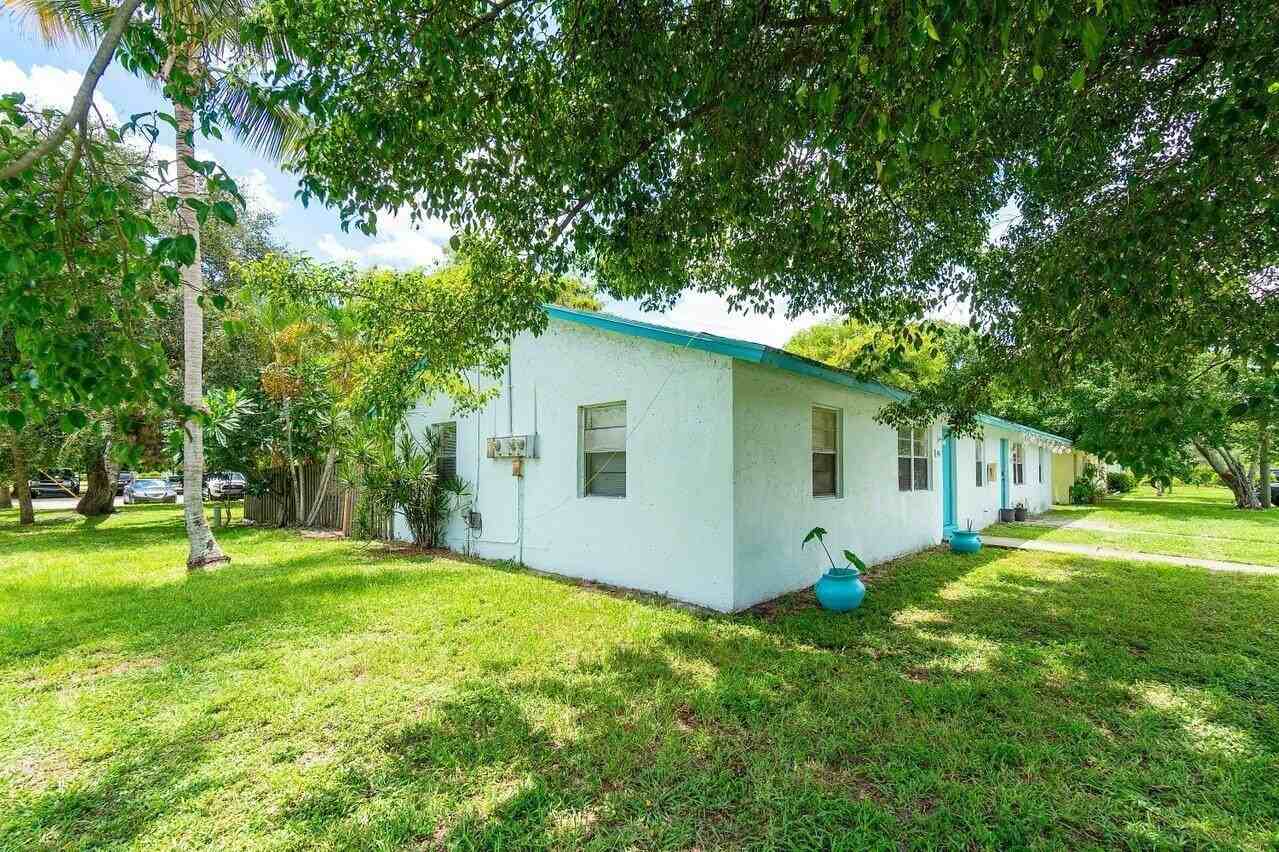 4861 Gulfstream Rd - Photo 2 of 21