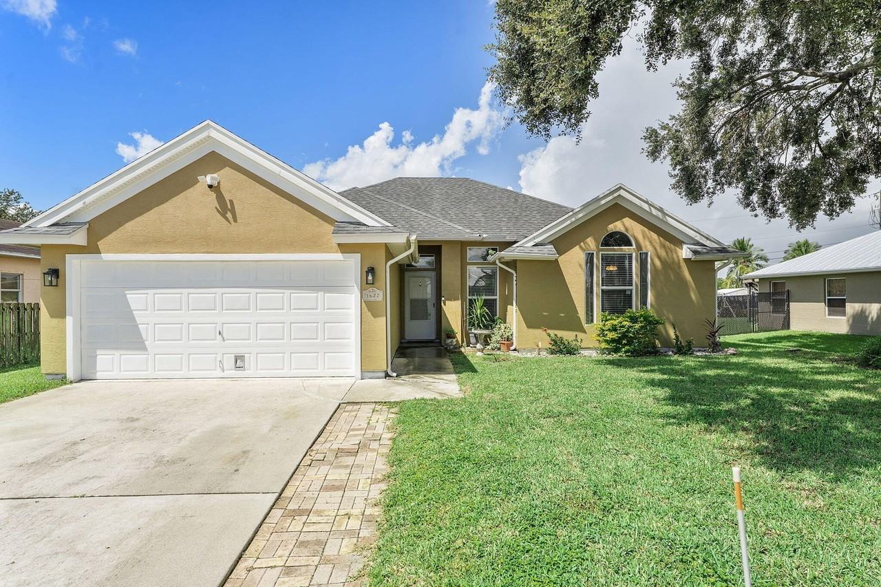 1622 Sw Realty St - Photo 2 of 33