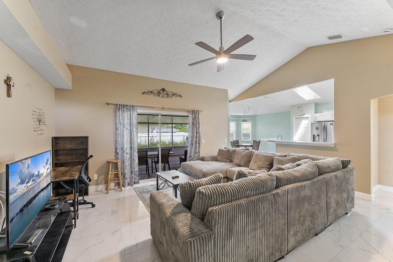 1622 Sw Realty St - Photo 4 of 33