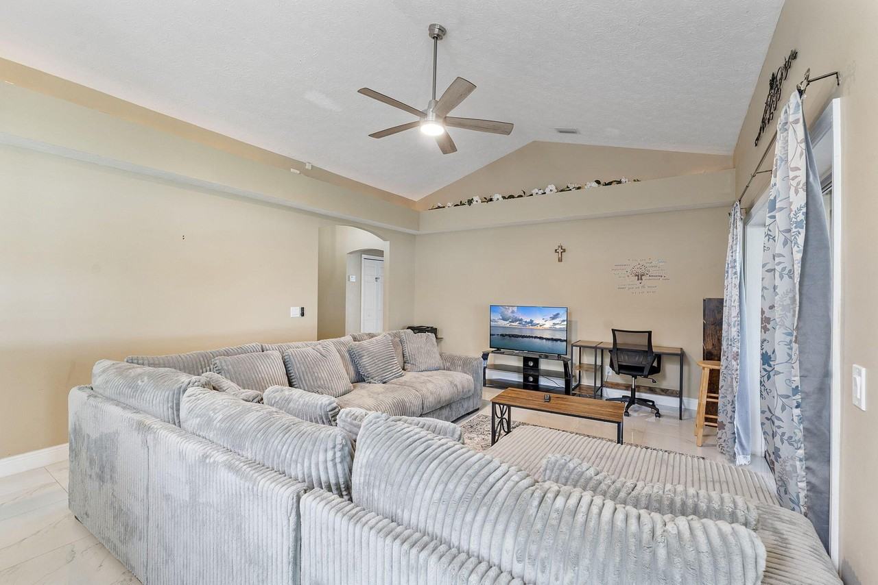 1622 Sw Realty St - Photo 6 of 33