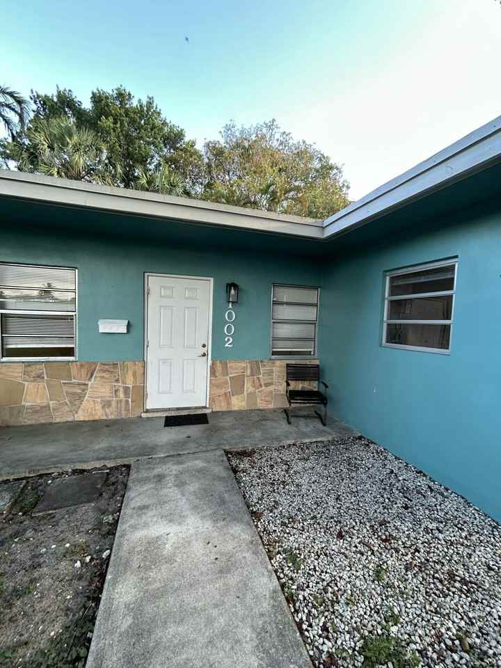 1002 Sw 28th St - Photo 2 of 15