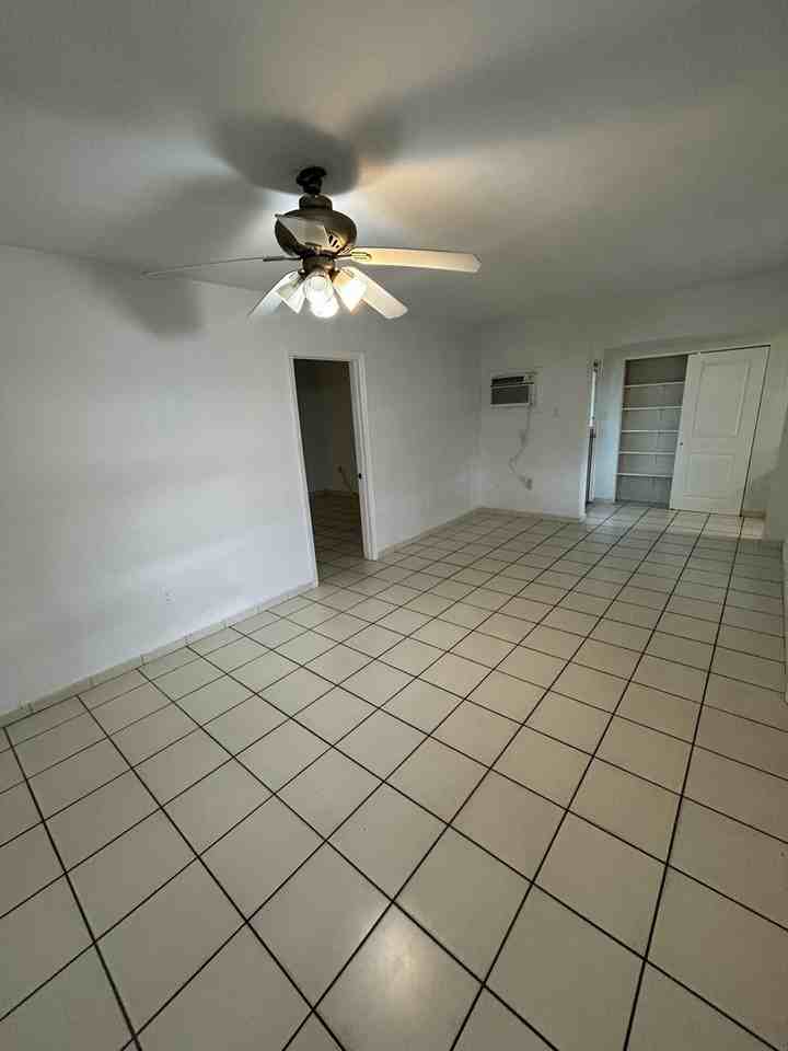1002 Sw 28th St - Photo 3 of 15