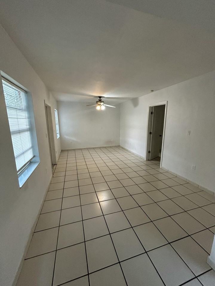1002 Sw 28th St - Photo 4 of 15