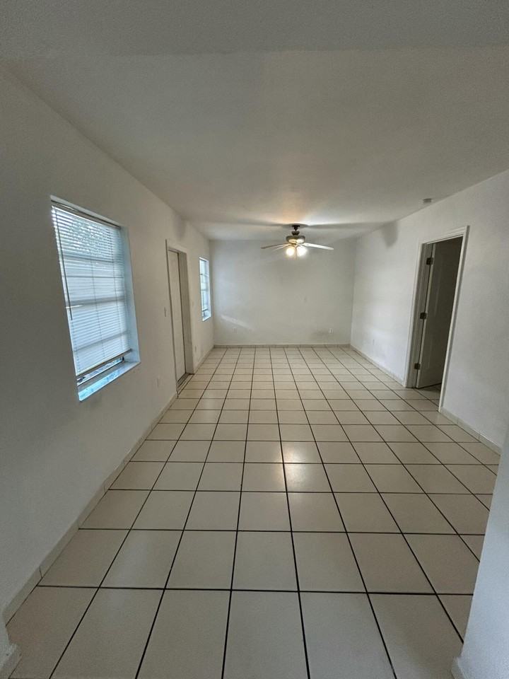 1002 Sw 28th St - Photo 5 of 15
