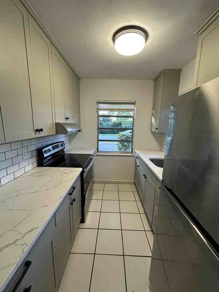 1002 Sw 28th St - Photo 6 of 15