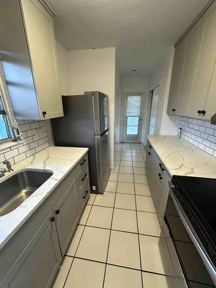 1002 Sw 28th St - Photo 7 of 15