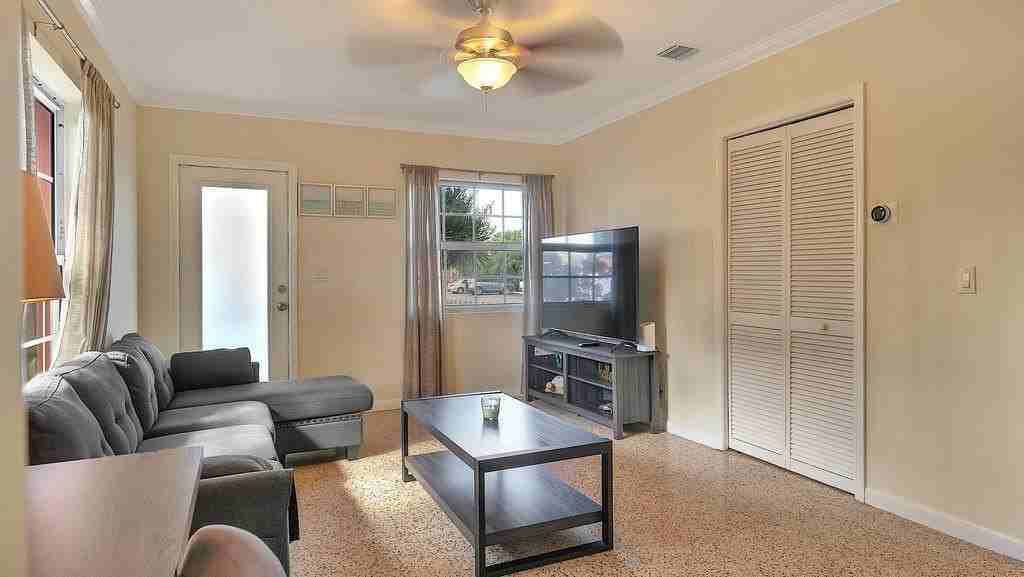 802 N J St - Photo 7 of 37
