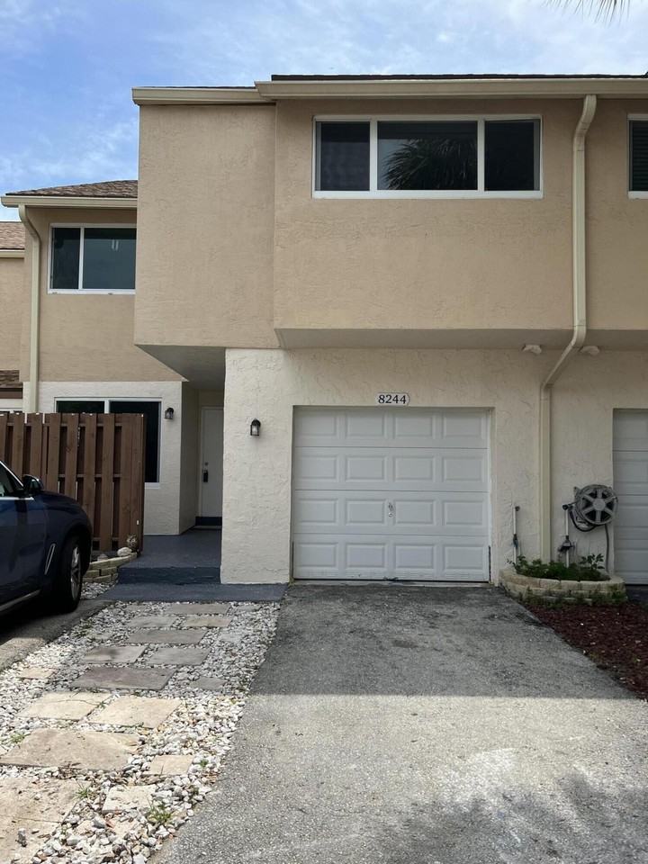 8244 Nw 9th St #5 - Photo 2 of 32