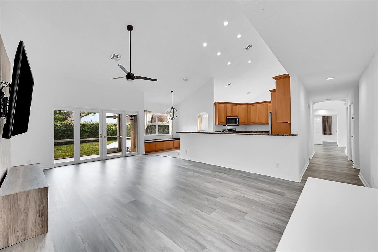 4414 Nw 52nd St - Photo 3 of 27