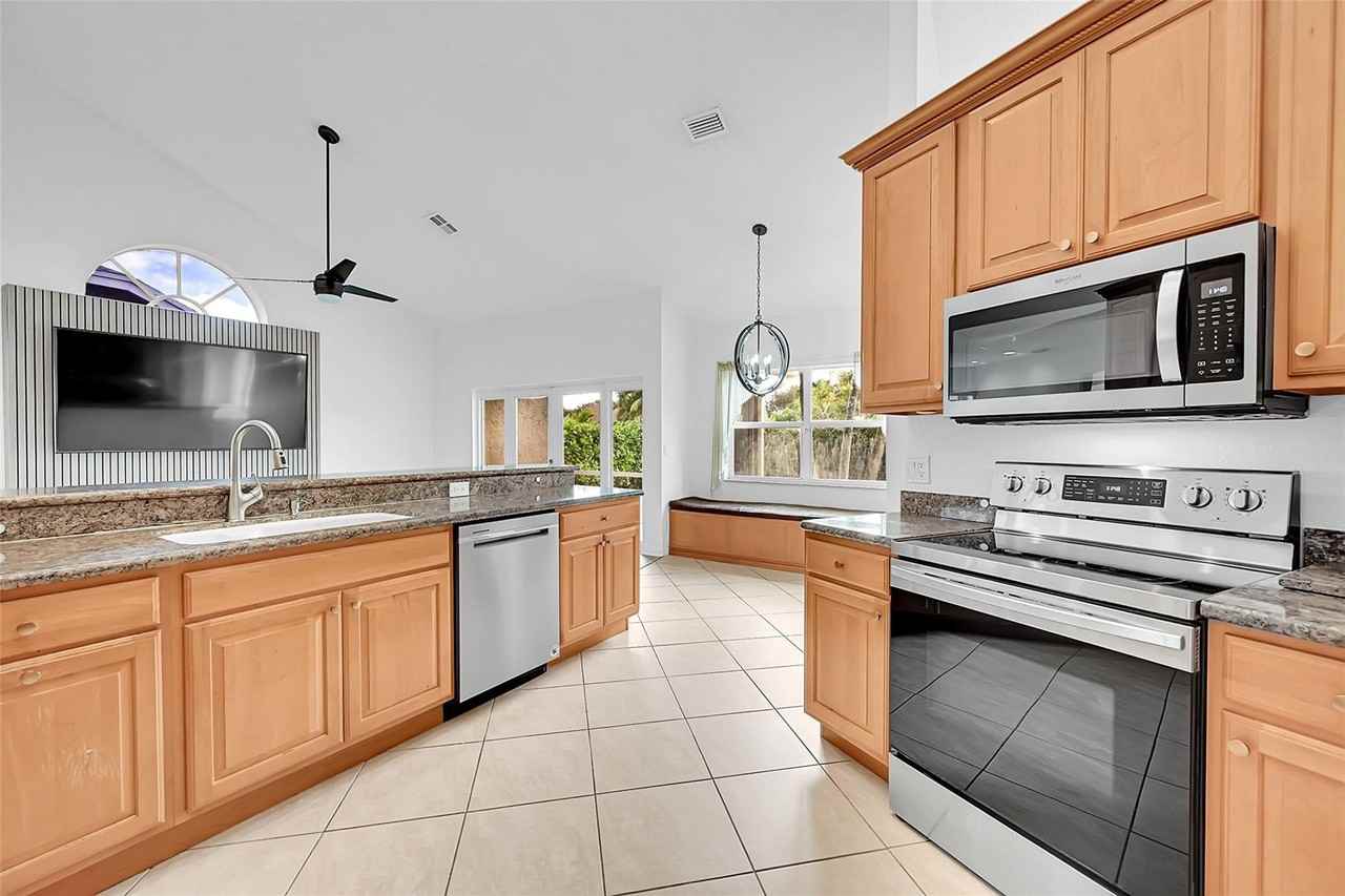 4414 Nw 52nd St - Photo 5 of 27
