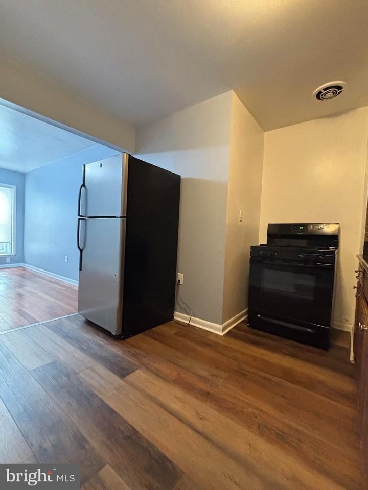 922 W Lombard St - Photo 5 of 10