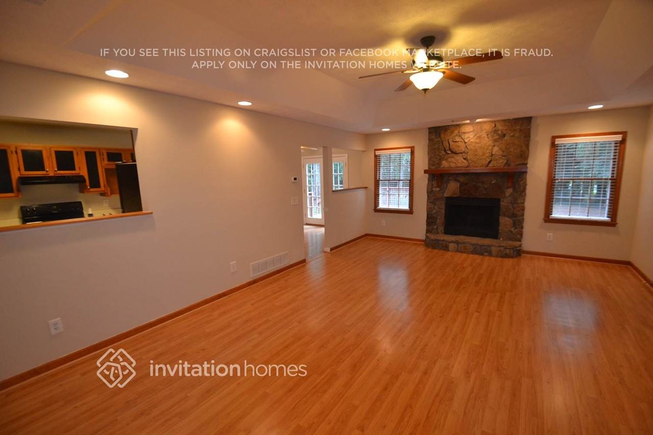 2110 Amber Creek Dr - Photo 2 of 9