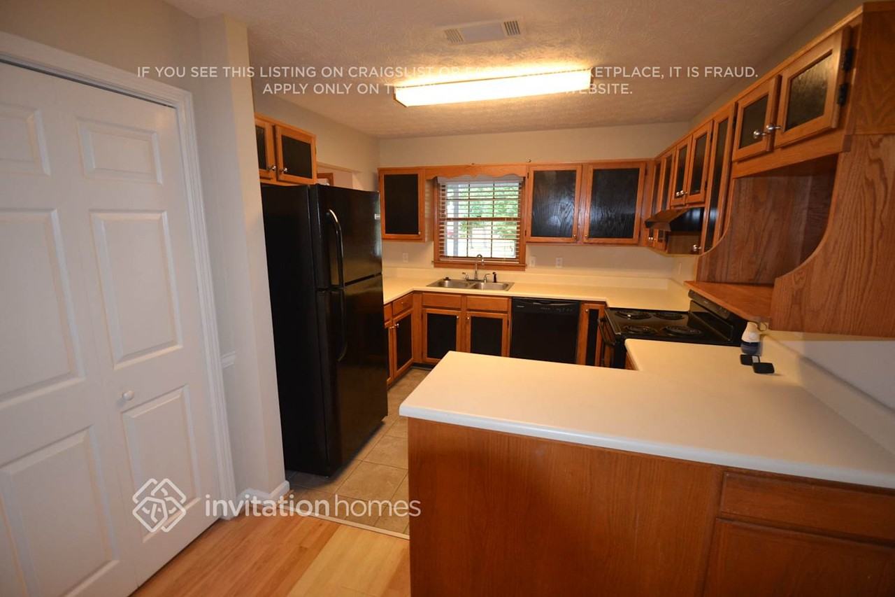 2110 Amber Creek Dr - Photo 3 of 9