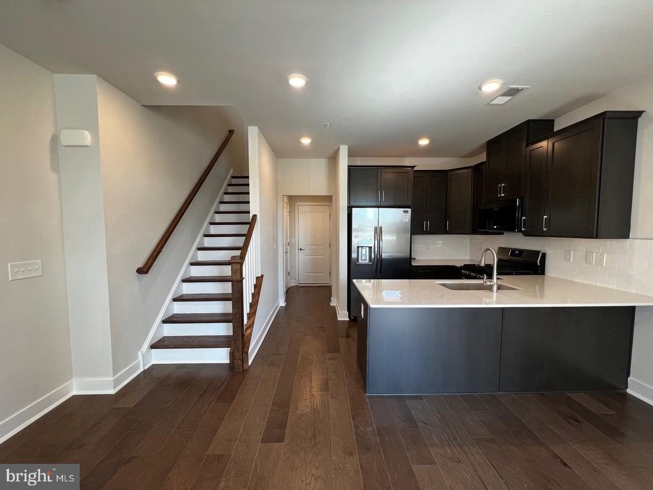 377 Foundry St - Photo 2 of 17