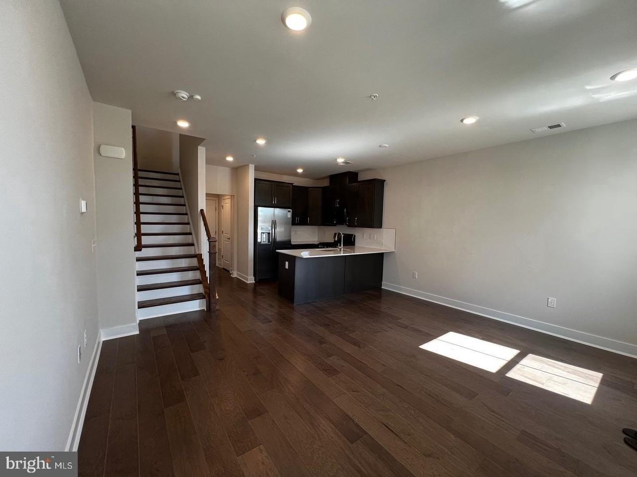 377 Foundry St - Photo 3 of 17