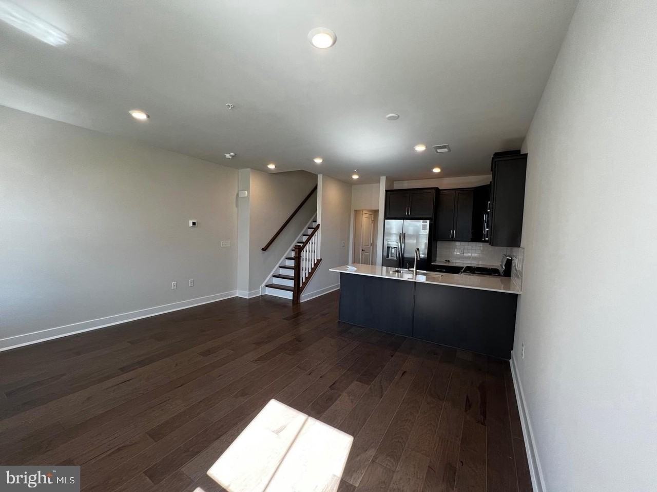 377 Foundry St - Photo 4 of 17
