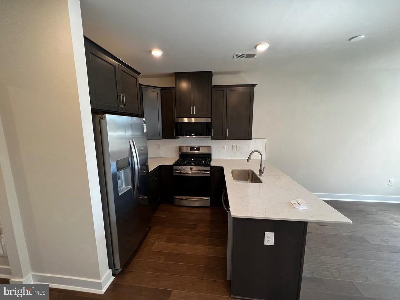 377 Foundry St - Photo 5 of 17