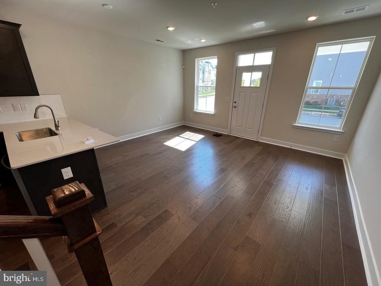 377 Foundry St - Photo 6 of 17