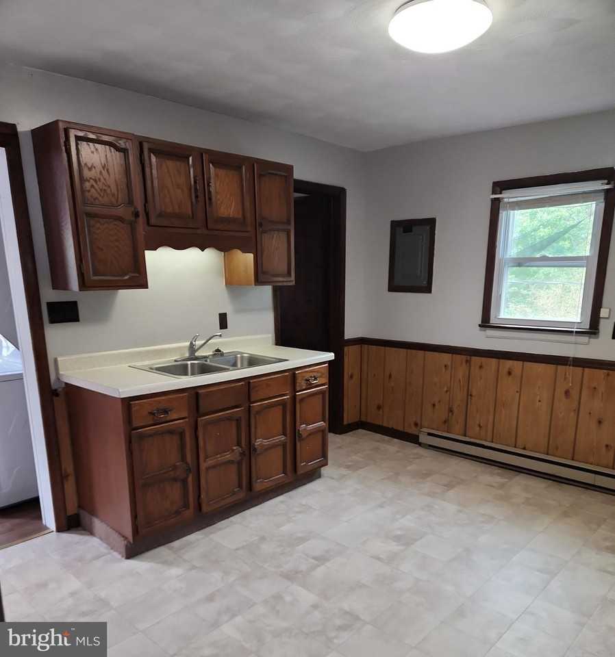 33 1/2 C St - Photo 3 of 11