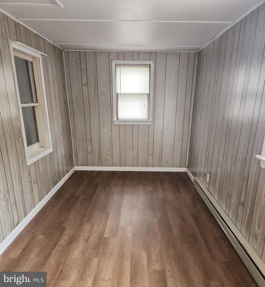 33 1/2 C St - Photo 5 of 11