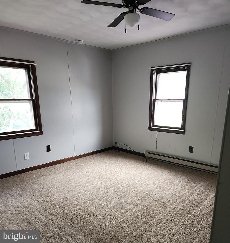 33 1/2 C St - Photo 7 of 11