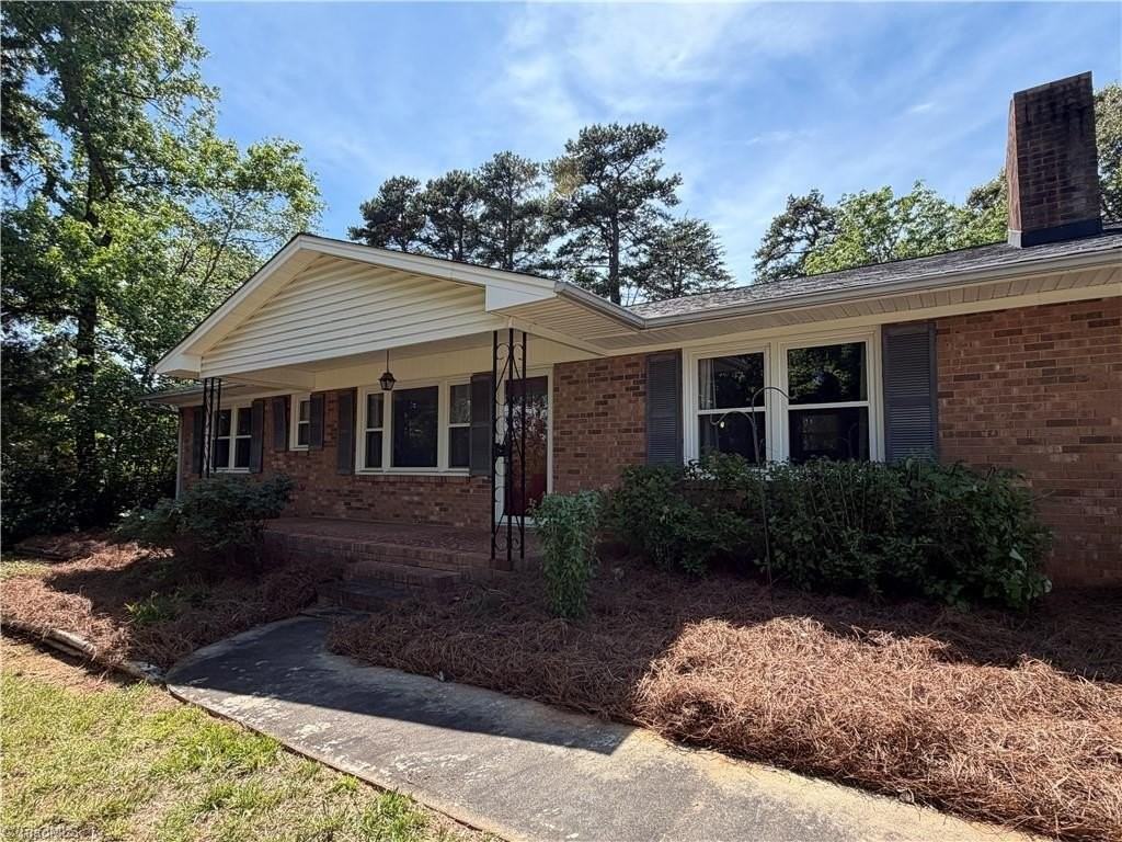 320 Broken Saddle Ln - Photo 3 of 22