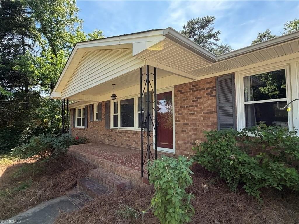 320 Broken Saddle Ln - Photo 5 of 22