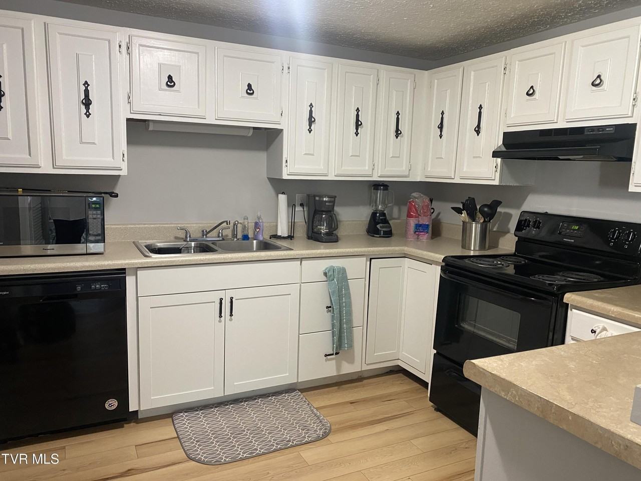 160 Kathy Ave #10 - Photo 3 of 11