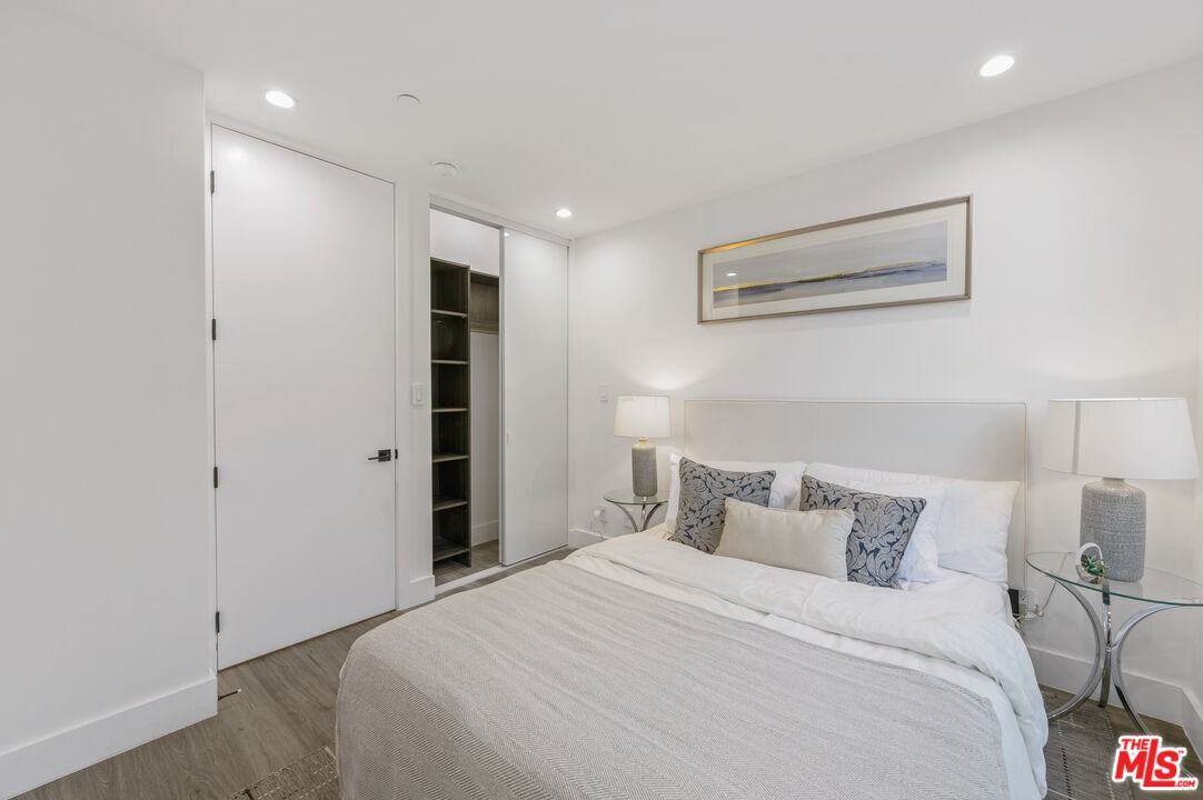 18315 Collins St - Photo 2 of 8