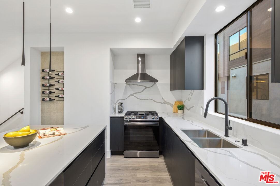 18315 Collins St - Photo 3 of 8