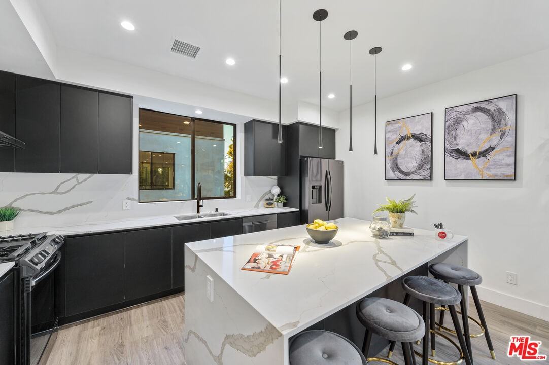 18315 Collins St - Photo 4 of 8