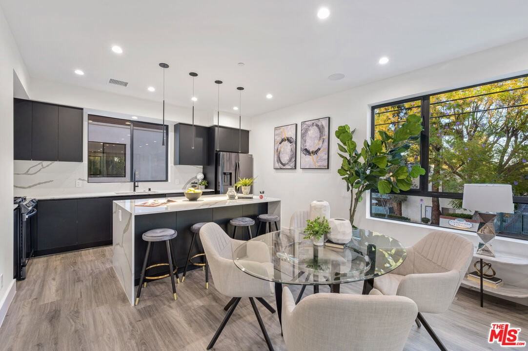 18315 Collins St - Photo 5 of 8