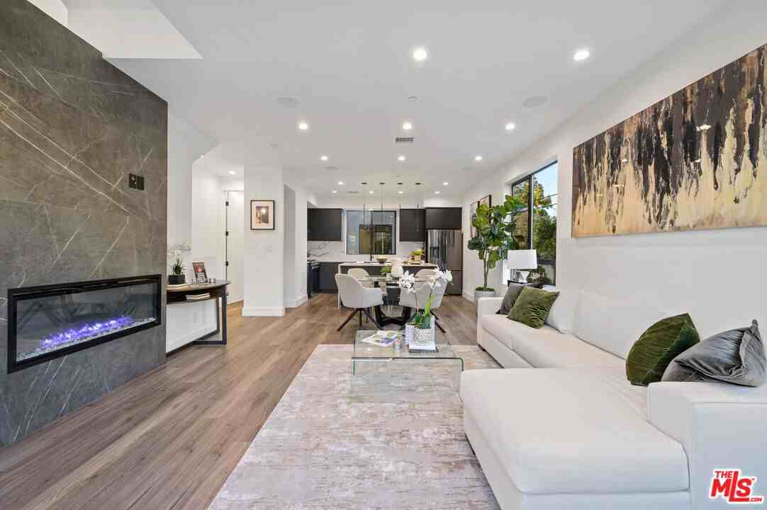 18315 Collins St - Photo 6 of 8
