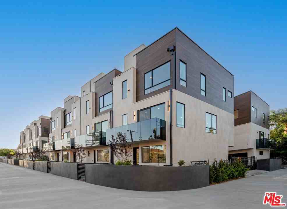 18315 Collins St - Photo 7 of 8