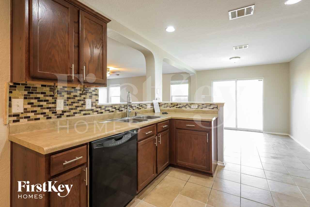1811 Buescher Path - Photo 5 of 16