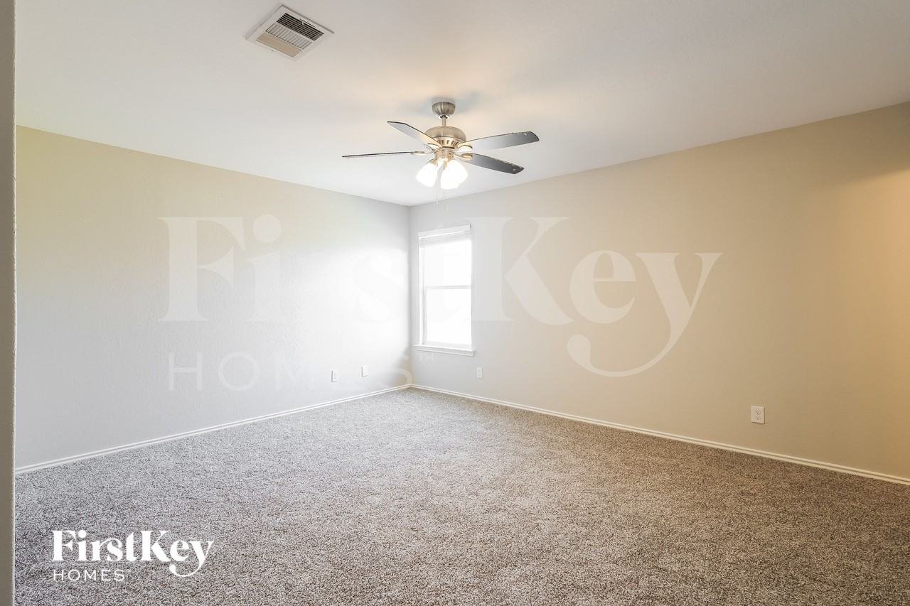 1811 Buescher Path - Photo 6 of 16