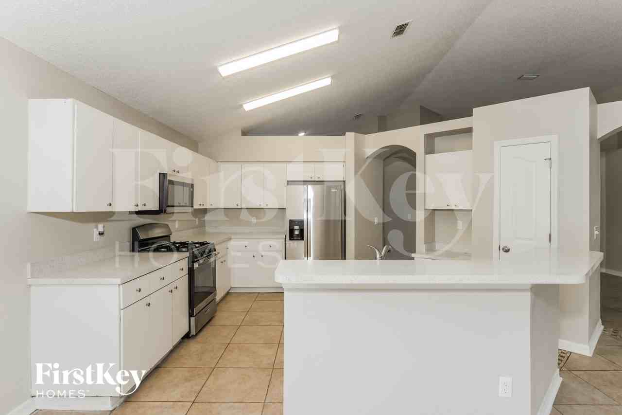 1403 Scotch Pine Dr - Photo 4 of 15