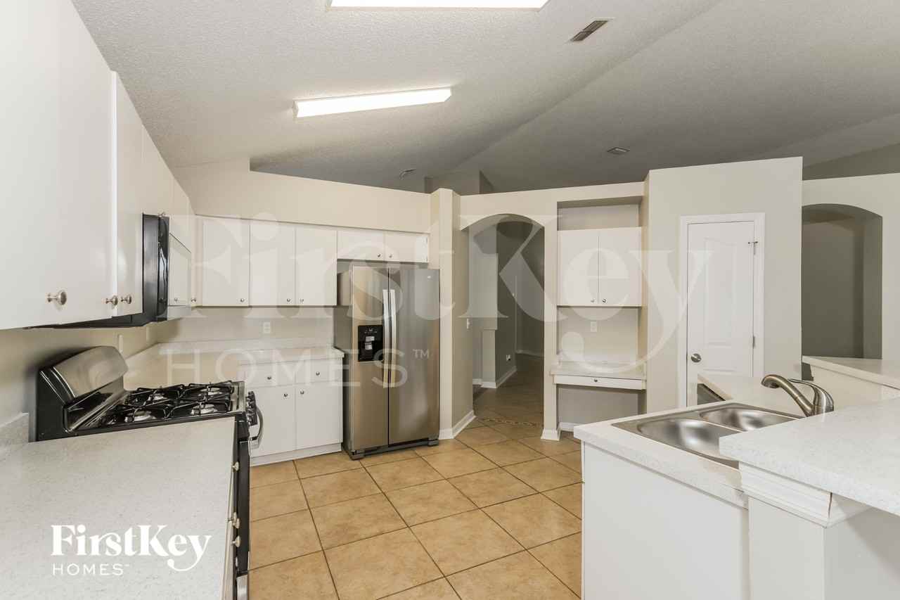 1403 Scotch Pine Dr - Photo 5 of 15