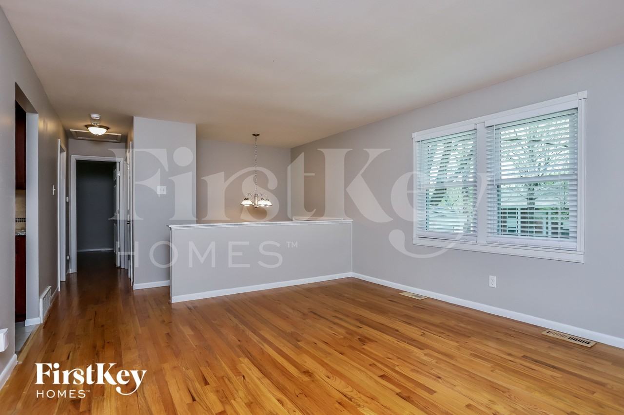 1331 Glenstone Dr - Photo 3 of 15