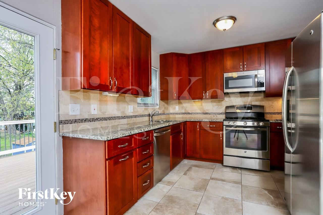 1331 Glenstone Dr - Photo 5 of 15