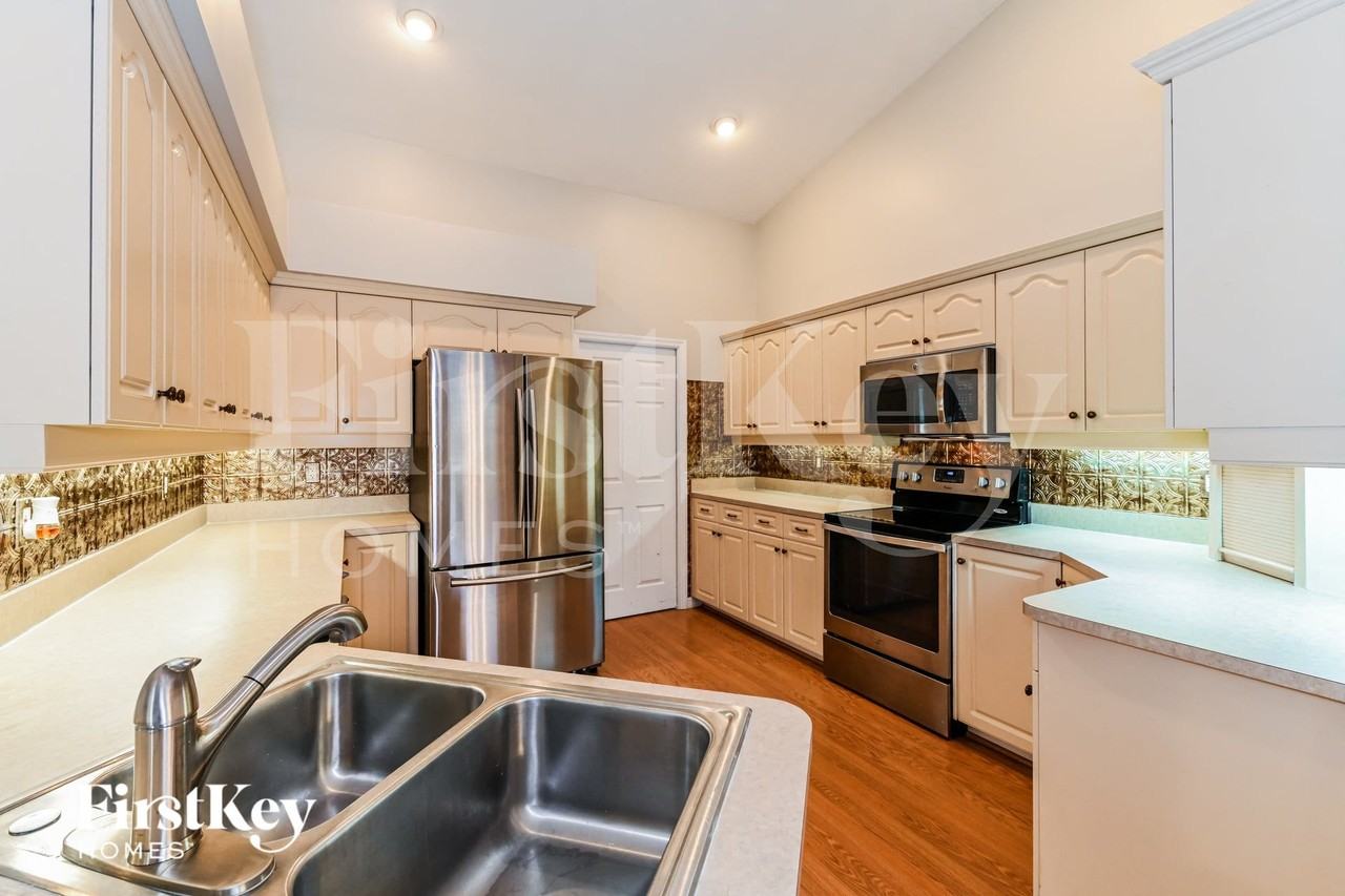 217 Greenwood Ave - Photo 6 of 15
