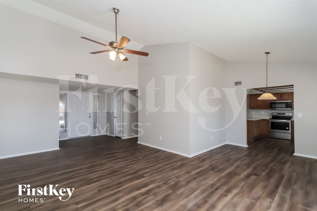 8603 W Diana Ave - Photo 4 of 15