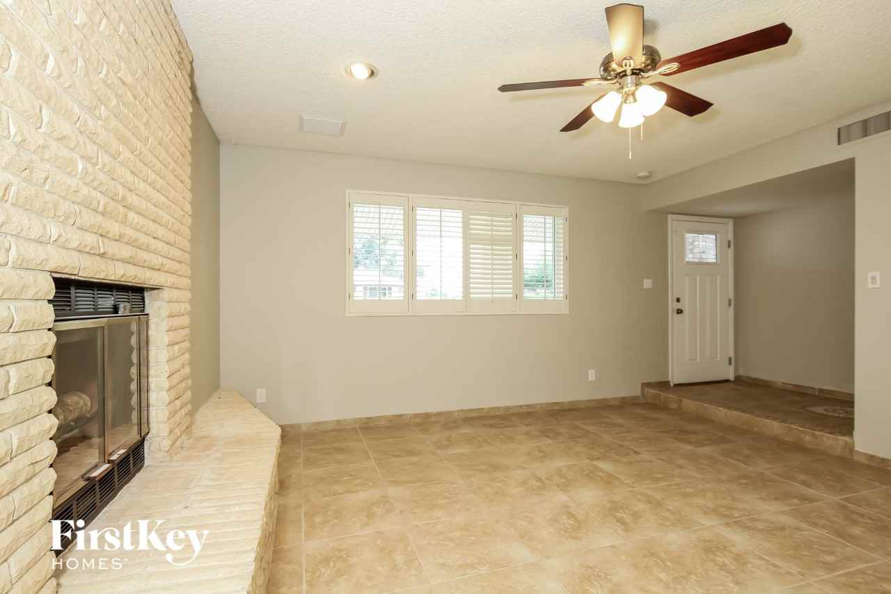 11202 N 38th Ave - Photo 3 of 15