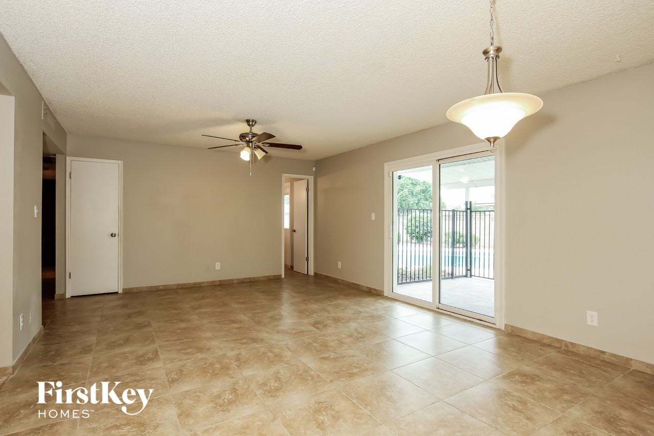 11202 N 38th Ave - Photo 4 of 15