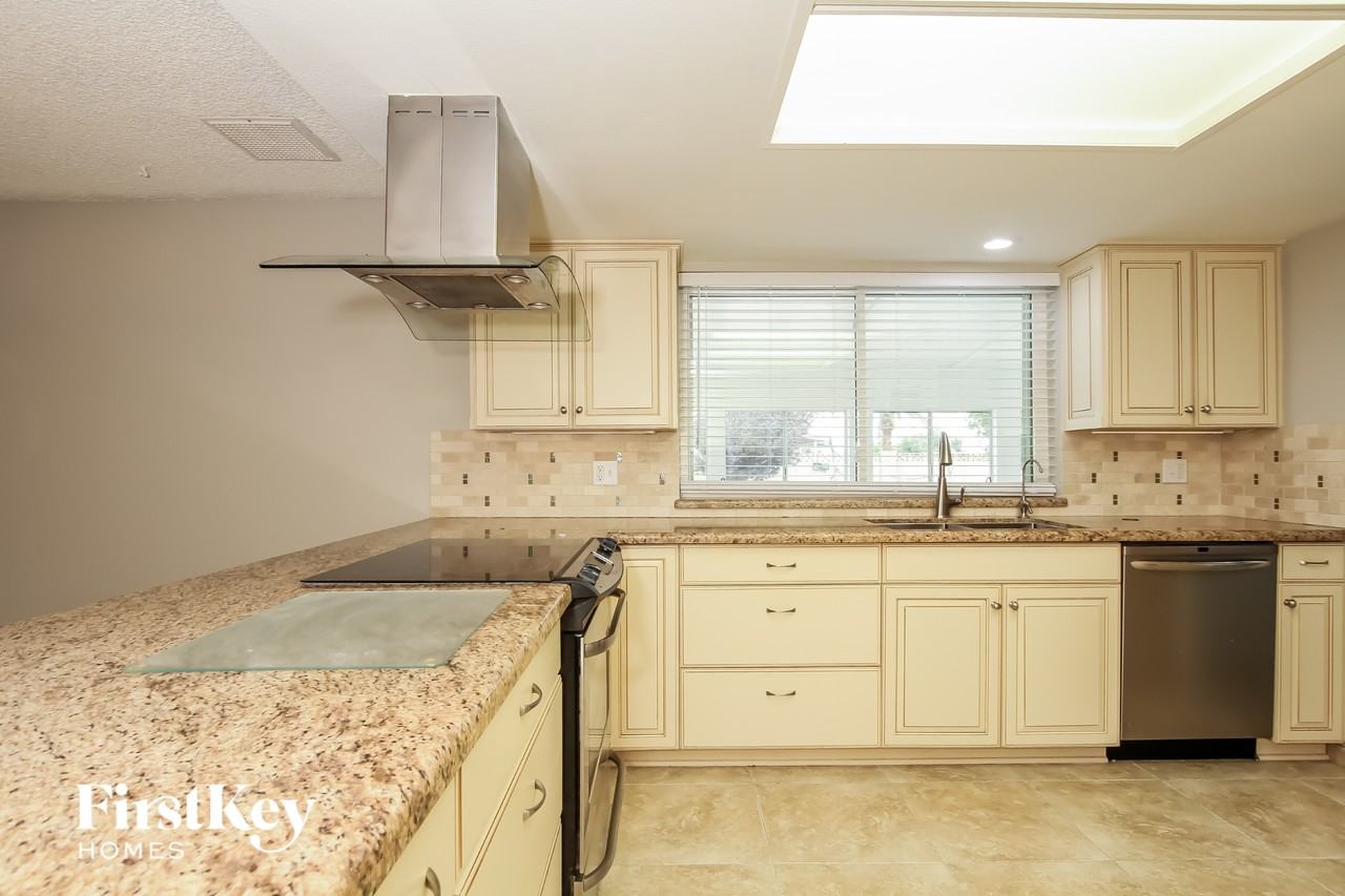 11202 N 38th Ave - Photo 5 of 15