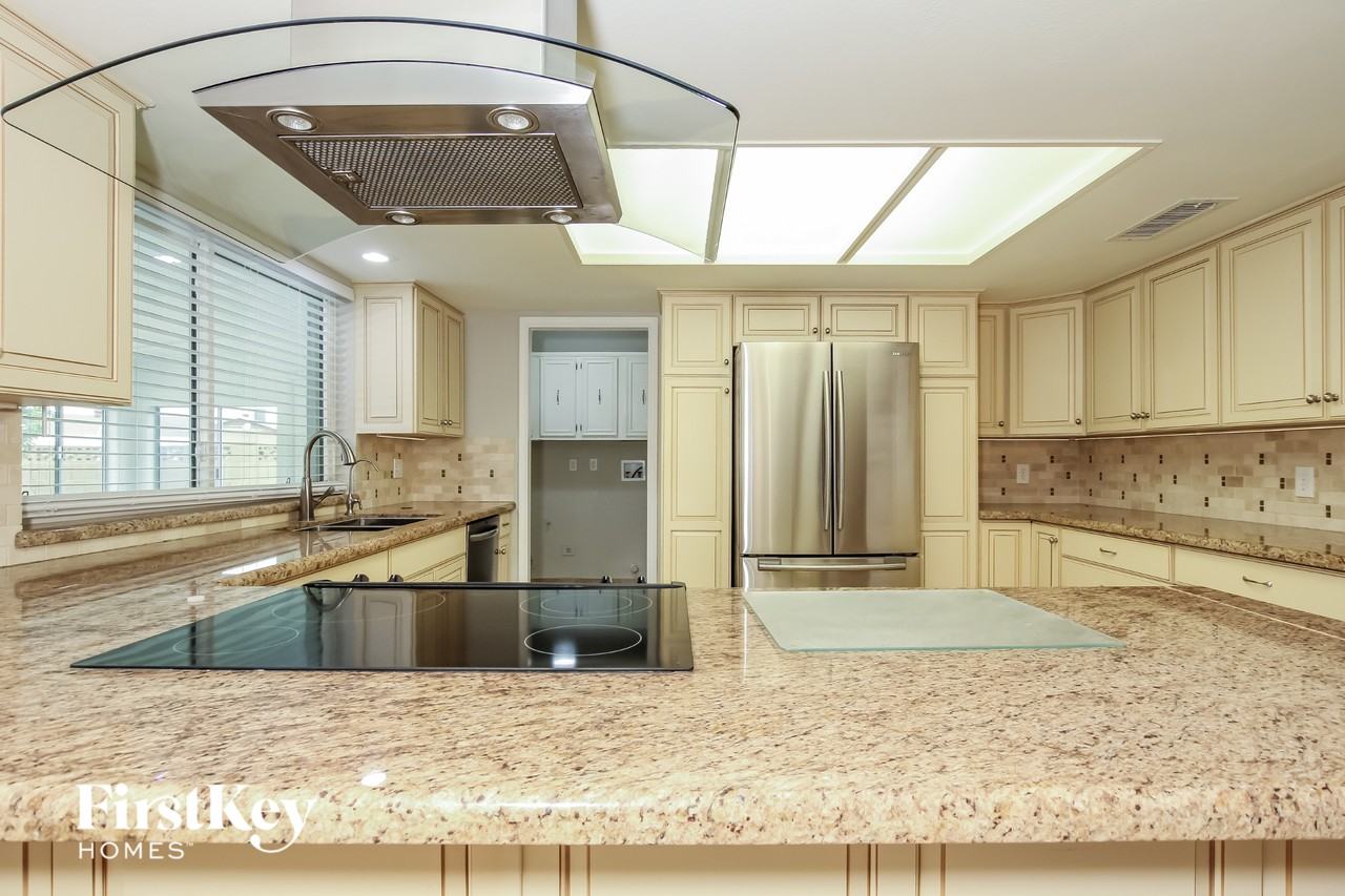 11202 N 38th Ave - Photo 6 of 15